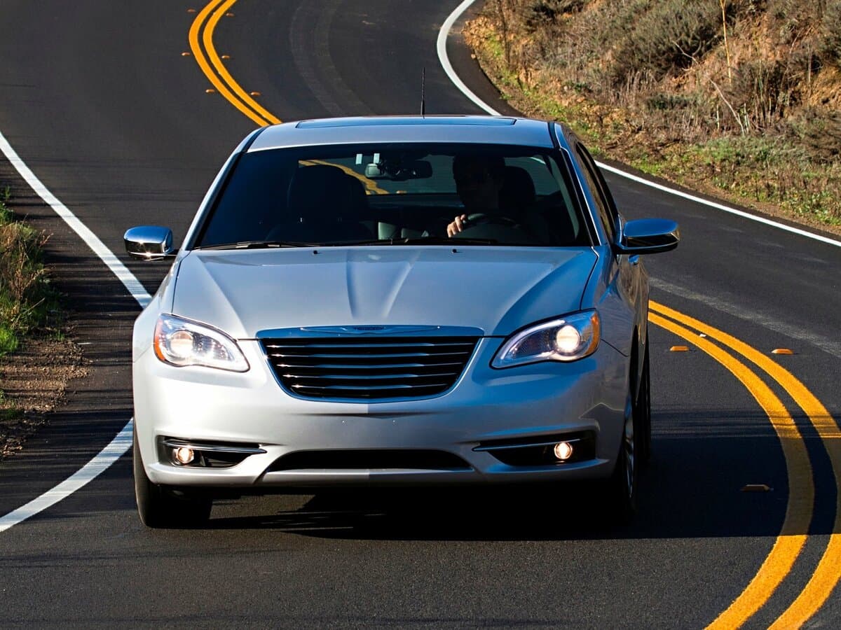 Chrysler 200 I — Öndən