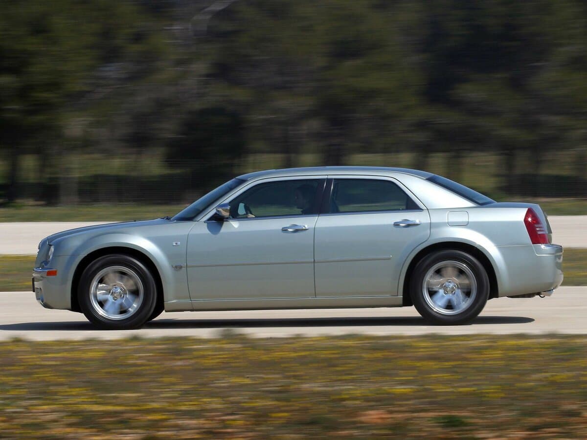 Chrysler 300C I — Yandan