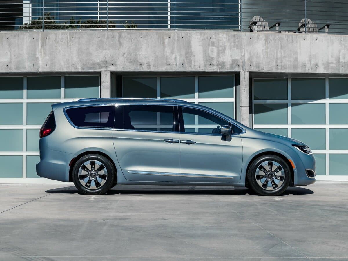 Chrysler Pacifica RU — Yandan