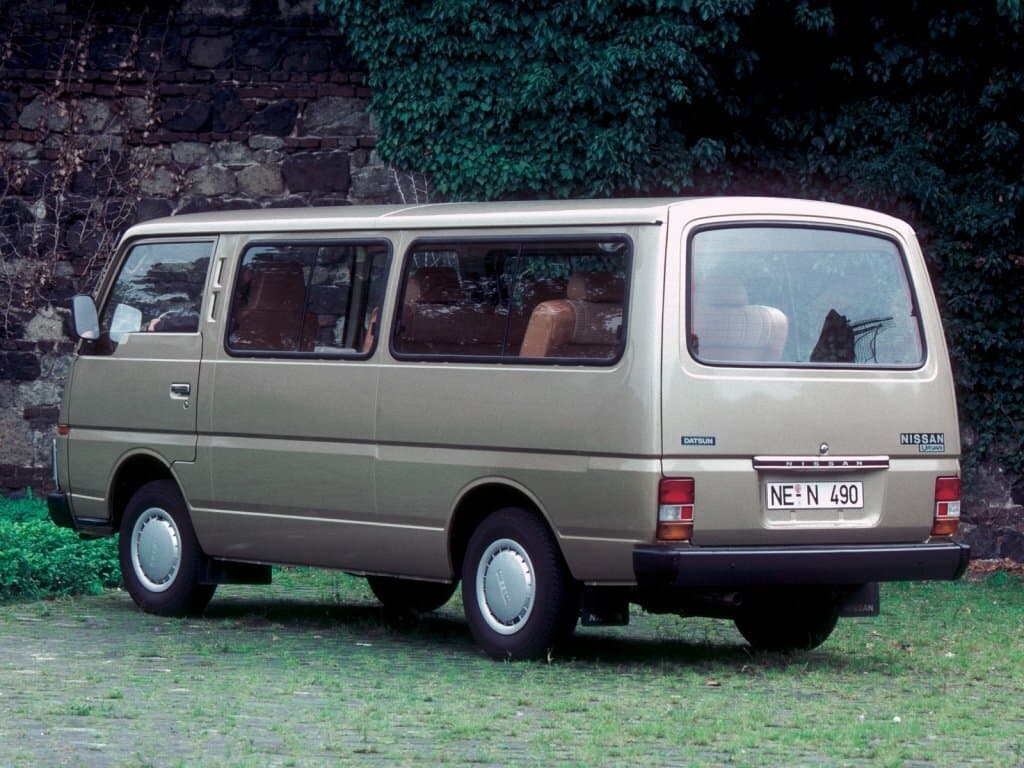 Datsun Urvan E23 — 3/4 arxadan