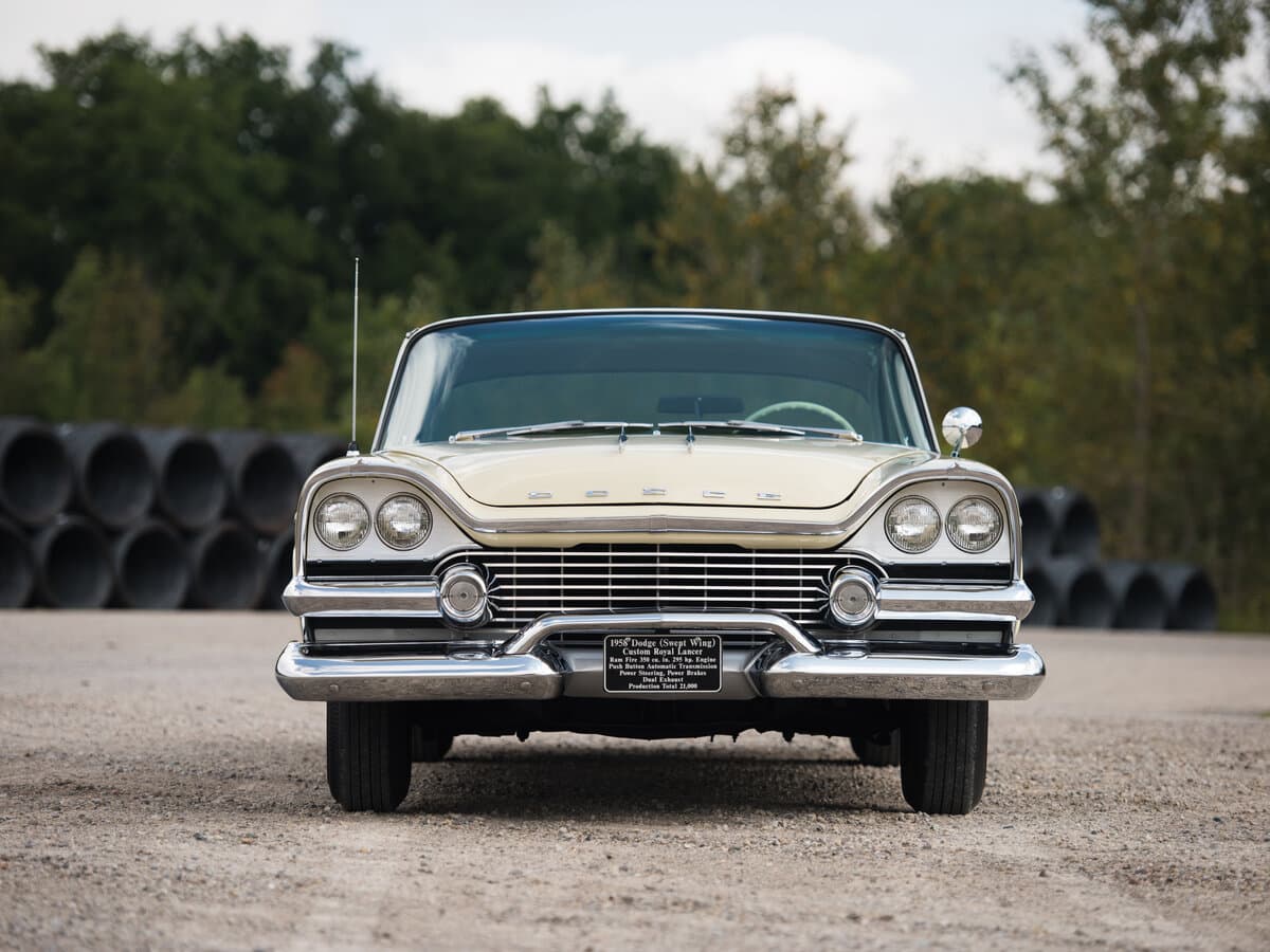 Dodge Custom Royal II — Öndən