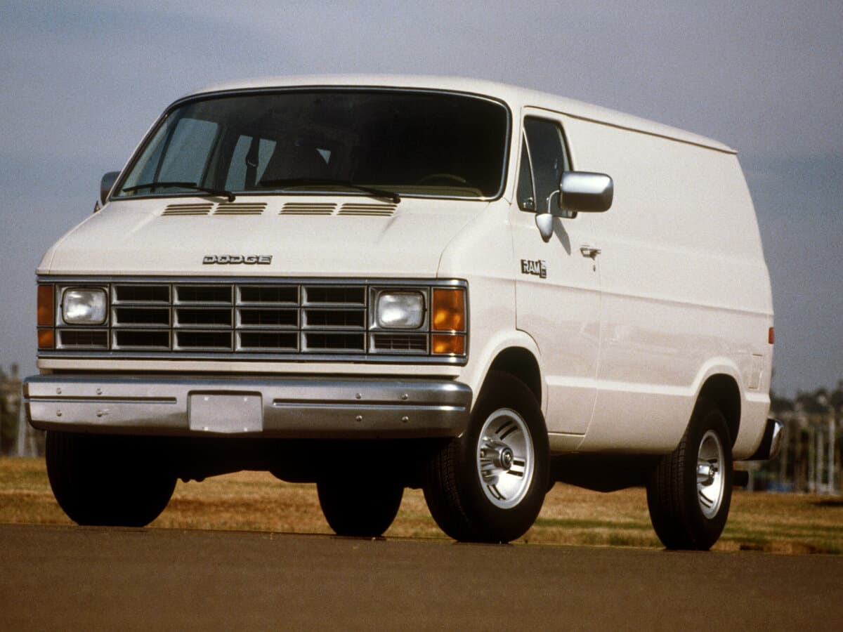 Dodge RAM Van II — Öndən