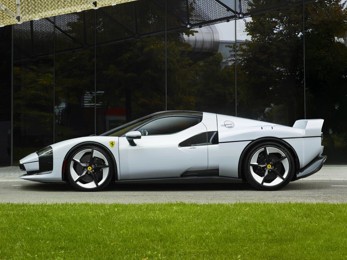 Ferrari SC40 2025 – 2025 — Yandan