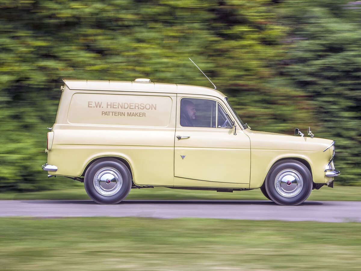Ford Anglia IV 105E — Yandan