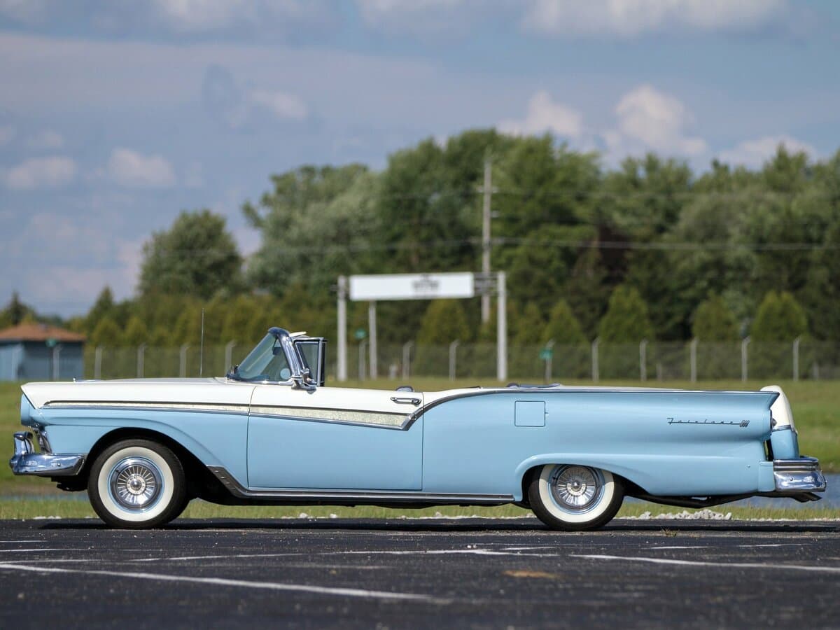 Ford Fairlane II — Yandan