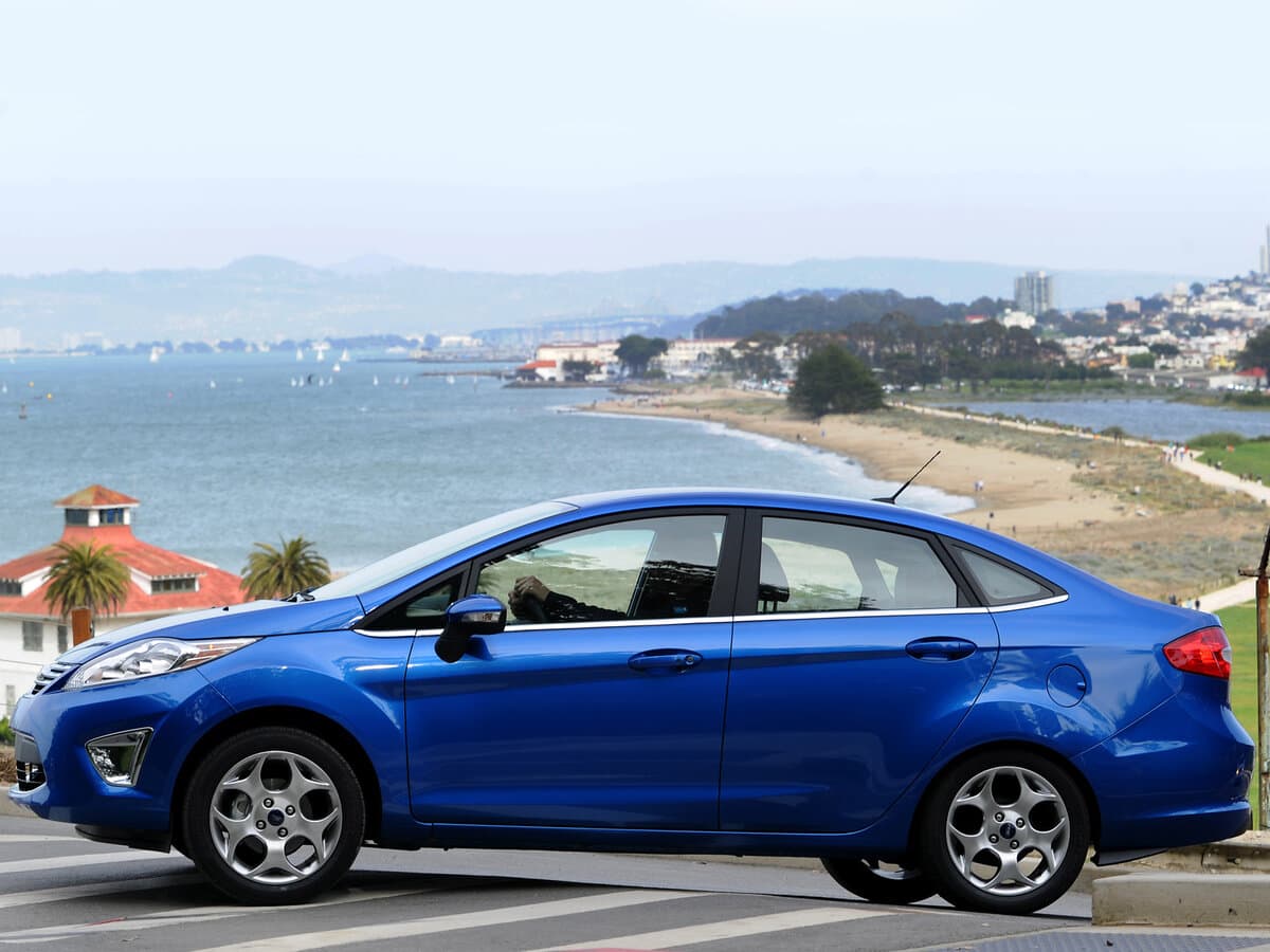 Ford Fiesta Mk6 — Yandan