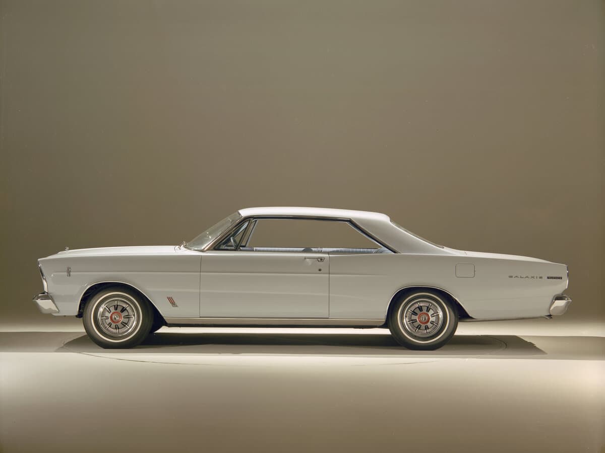 Ford Galaxie III — Yandan