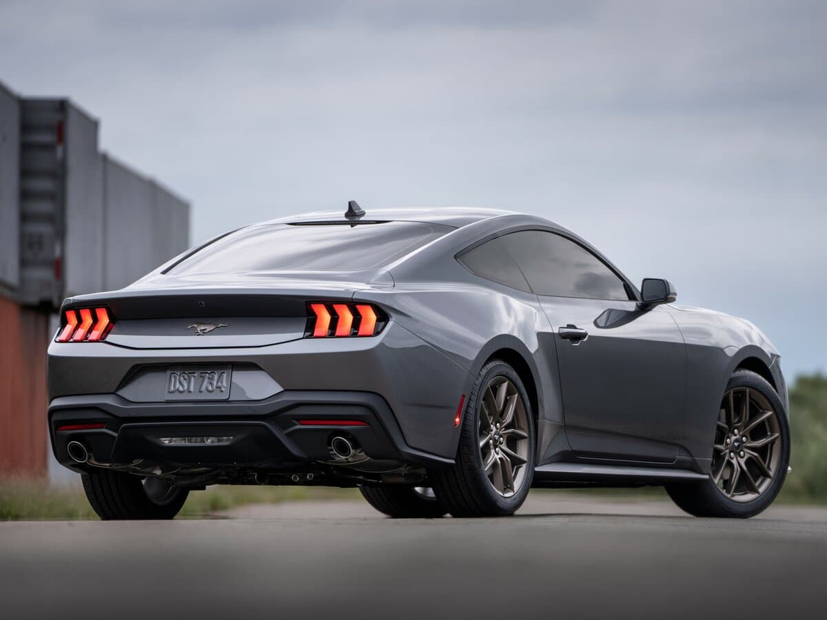 Ford Mustang VII — 3/4 arxadan