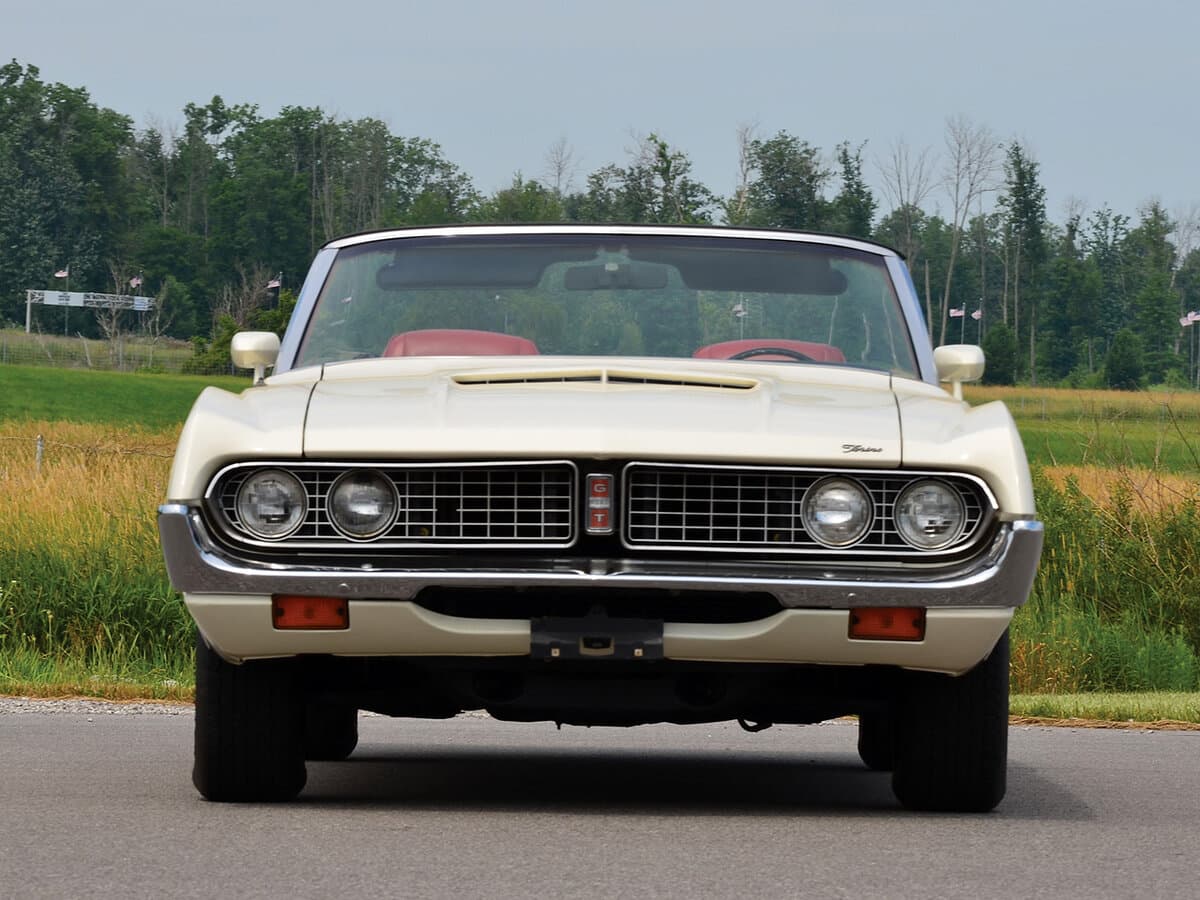 Ford Torino II — Öndən