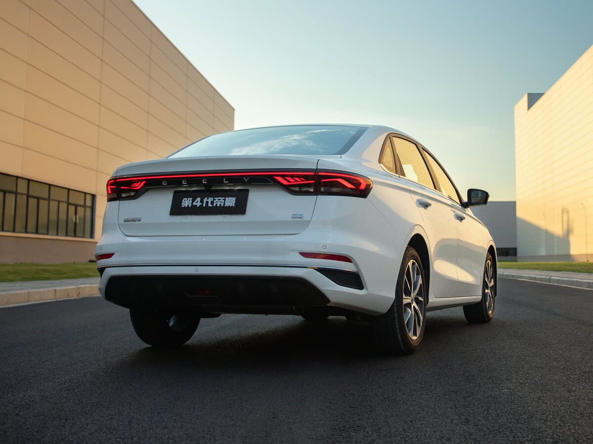Geely Emgrand II — 3/4 arxadan