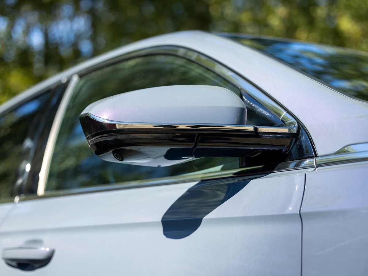 Geely Preface I — Yan güzgü