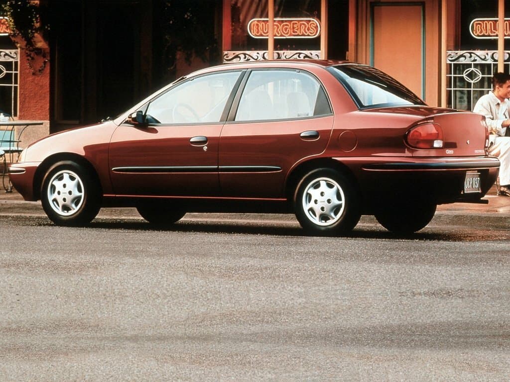 Geo Metro 1989 – 1997 — yandan görünüş
