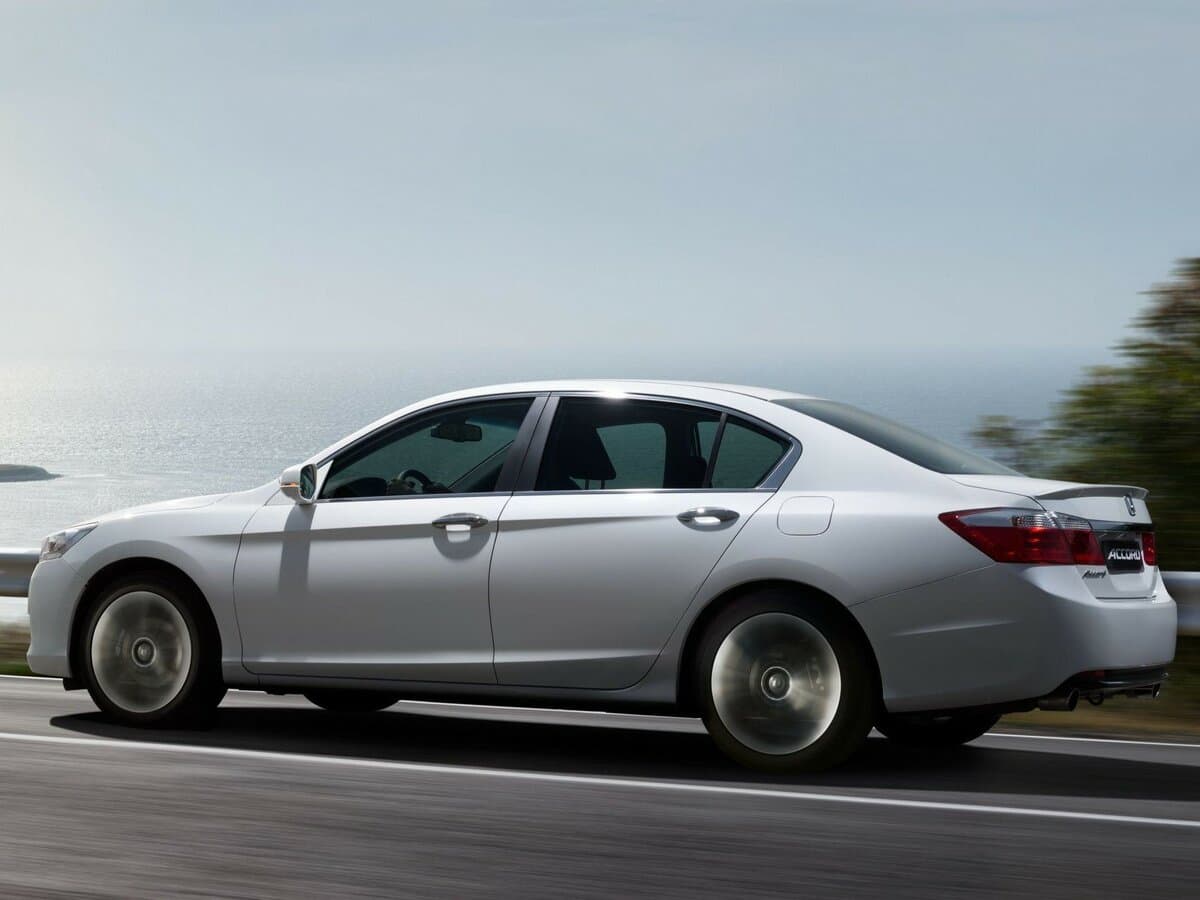 Honda Accord IX — Yandan