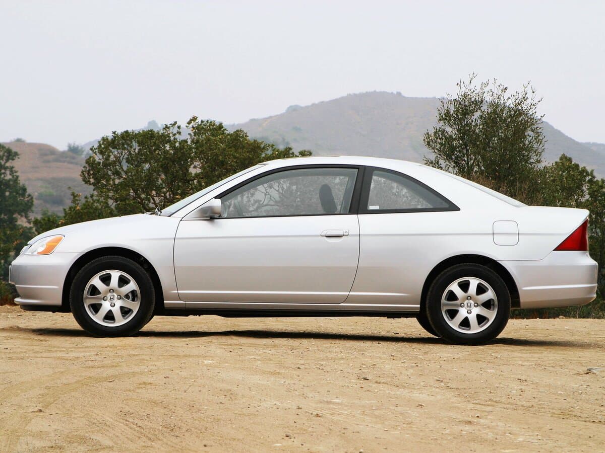 Honda Civic VII — Yandan