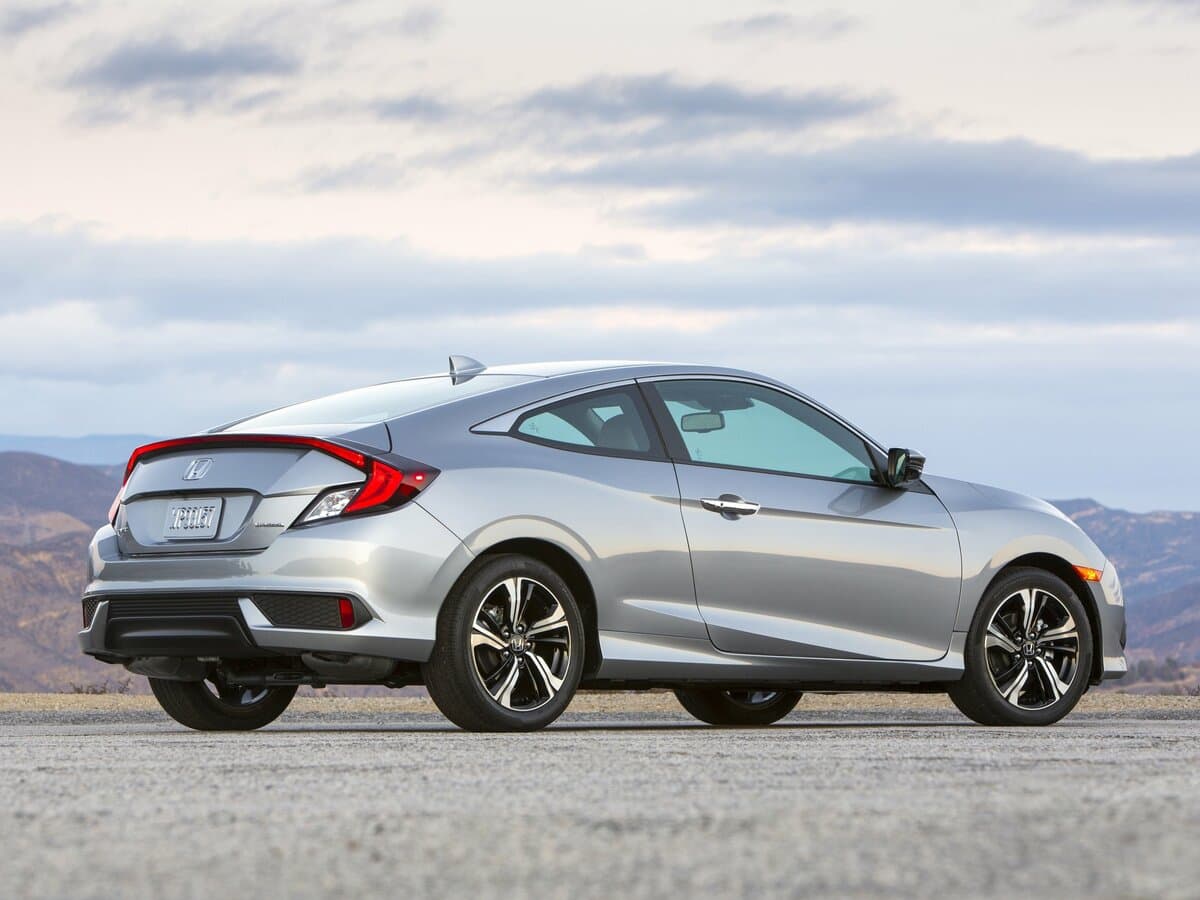 Honda Civic X — 3/4 arxadan