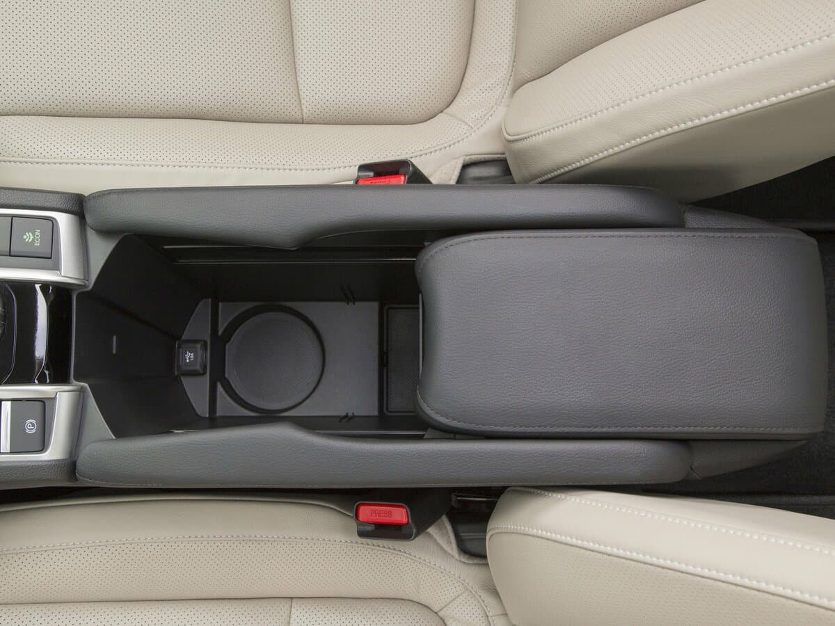Honda Civic X — Salon, arxadan