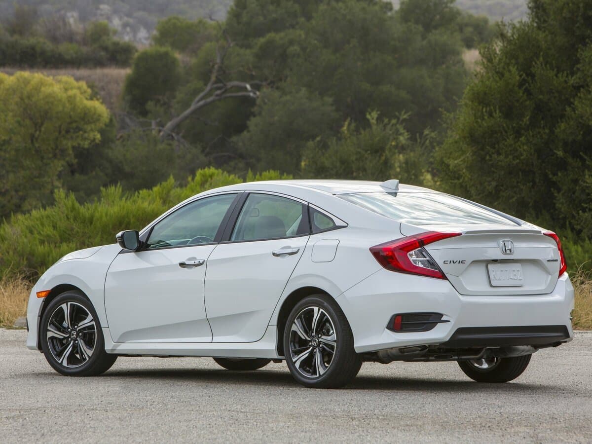 Honda Civic X — 3/4 arxadan