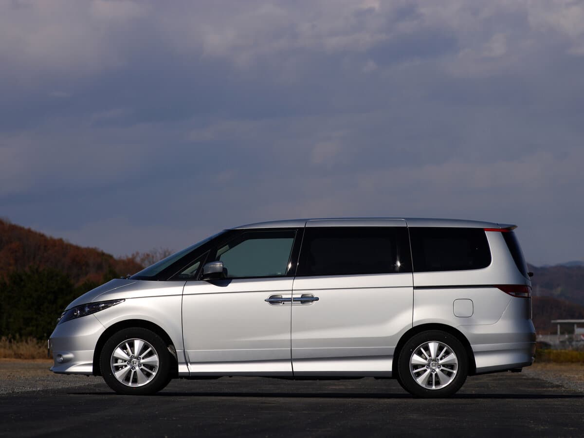 Honda Elysion I — Yandan