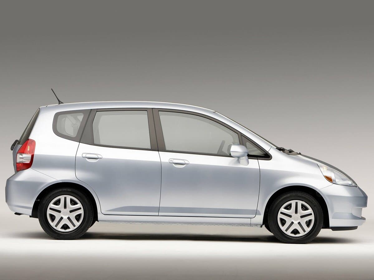 Honda Fit I — Yandan