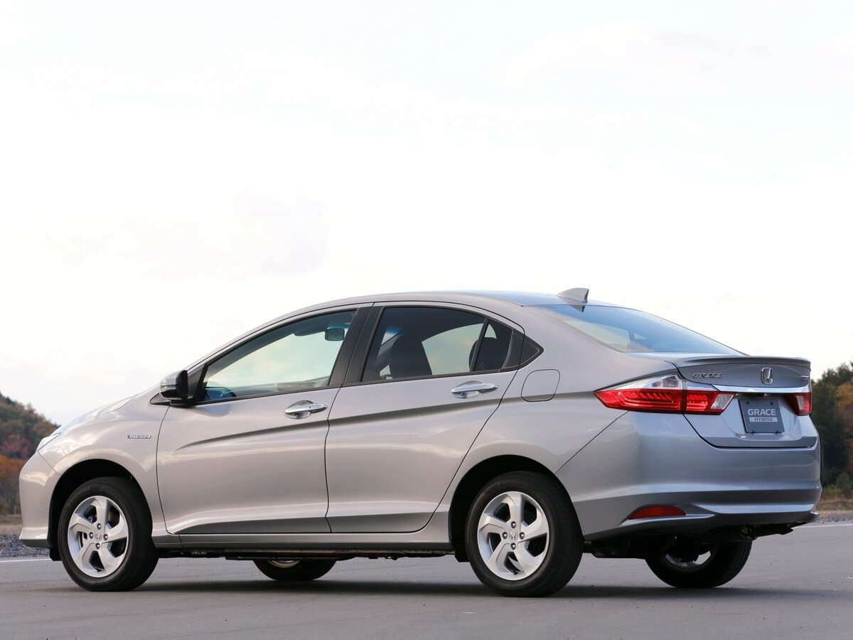 Honda Grace I — 3/4 arxadan