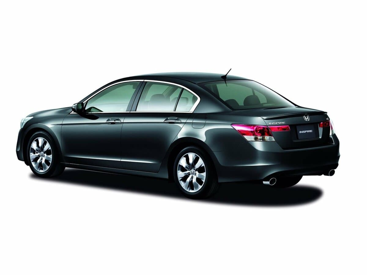 Honda Inspire V — 3/4 arxadan