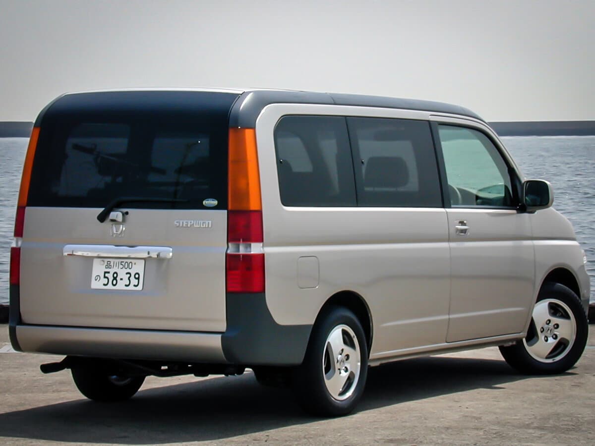 Honda Stepwgn II — 3/4 arxadan