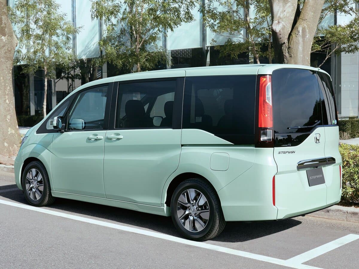Honda Stepwgn V — 3/4 arxadan