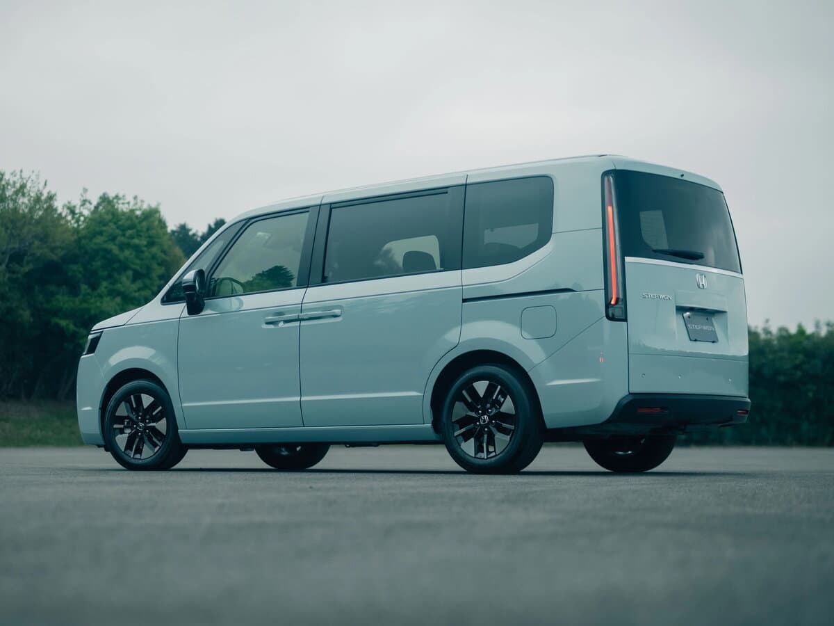 Honda Stepwgn VI — 3/4 arxadan