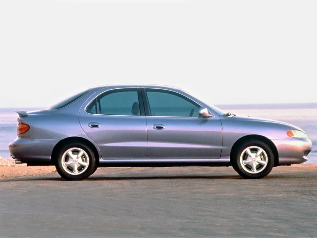Hyundai Avante II — Yandan