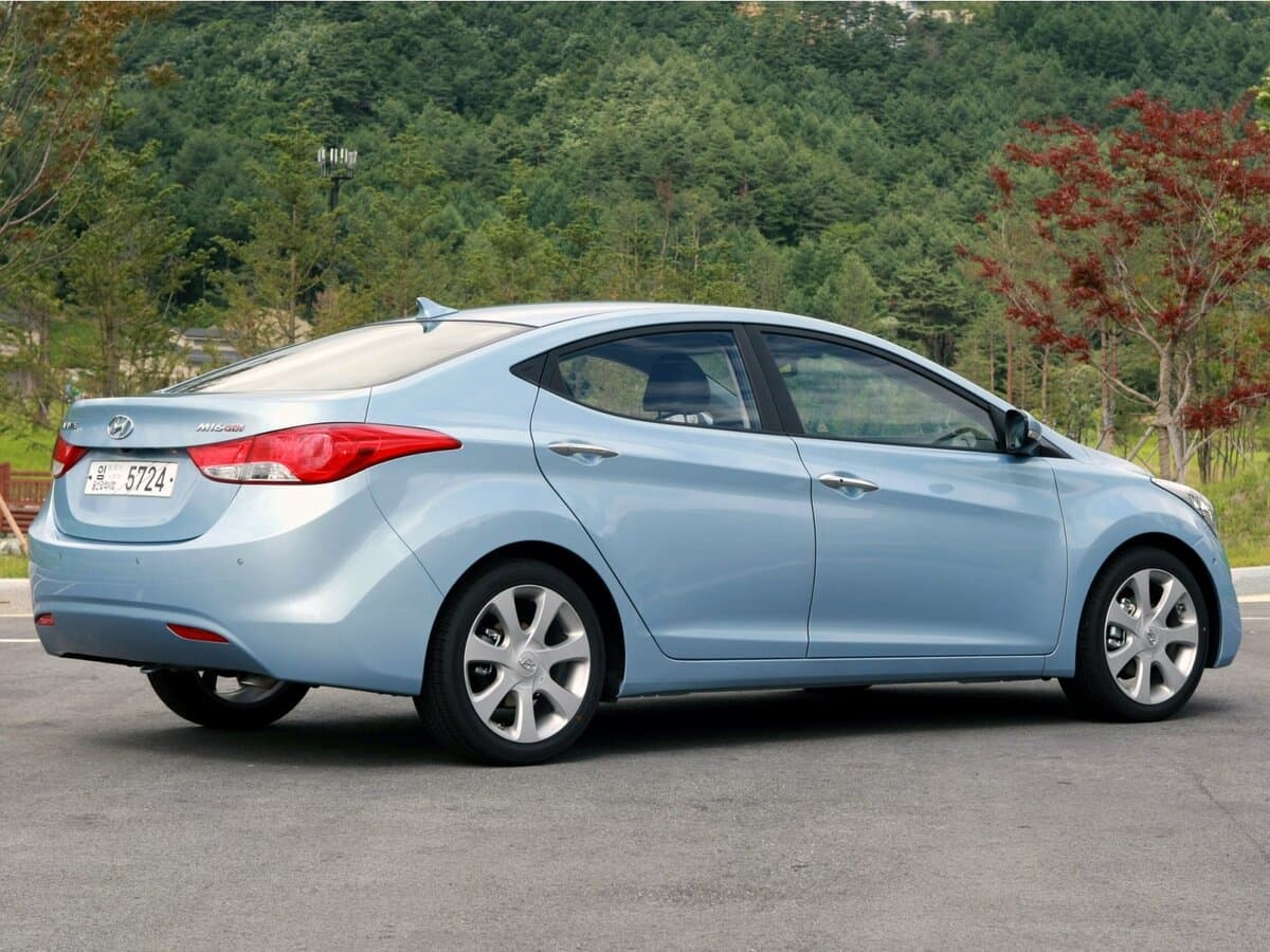 Hyundai Avante V — 3/4 arxadan