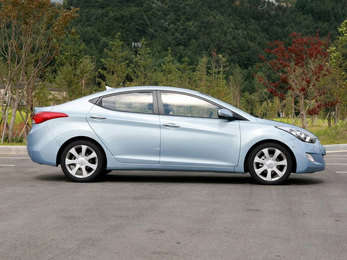 Hyundai Avante V — Yandan