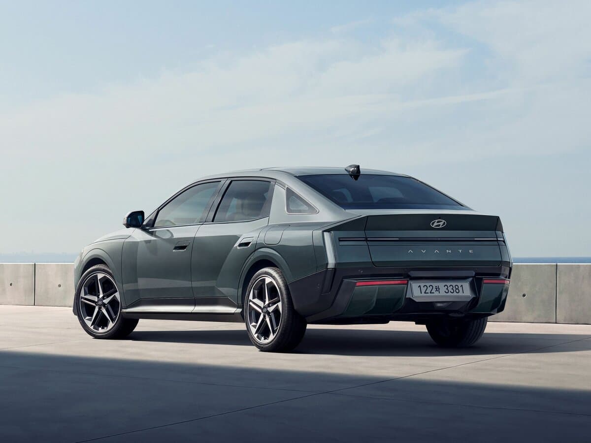 Hyundai Avante VIII — 3/4 arxadan