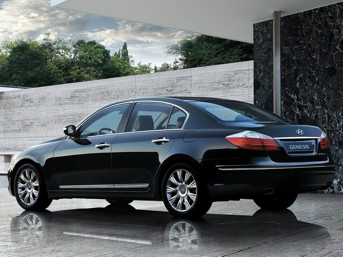 Hyundai Genesis I — 3/4 arxadan