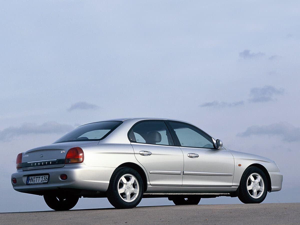 Hyundai Sonata IV (EF) — 3/4 arxadan