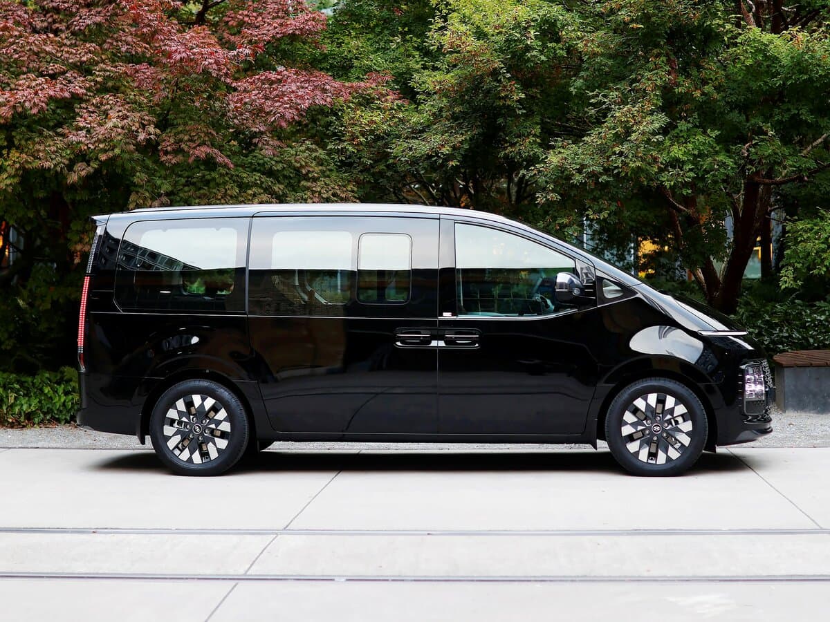 Hyundai Staria I — Yandan