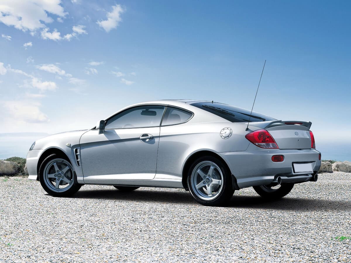 Hyundai Tiburon II (GK) — 3/4 arxadan