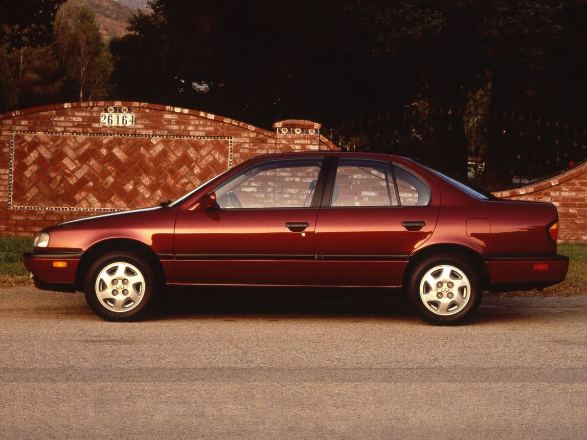 Infiniti G I — Yandan