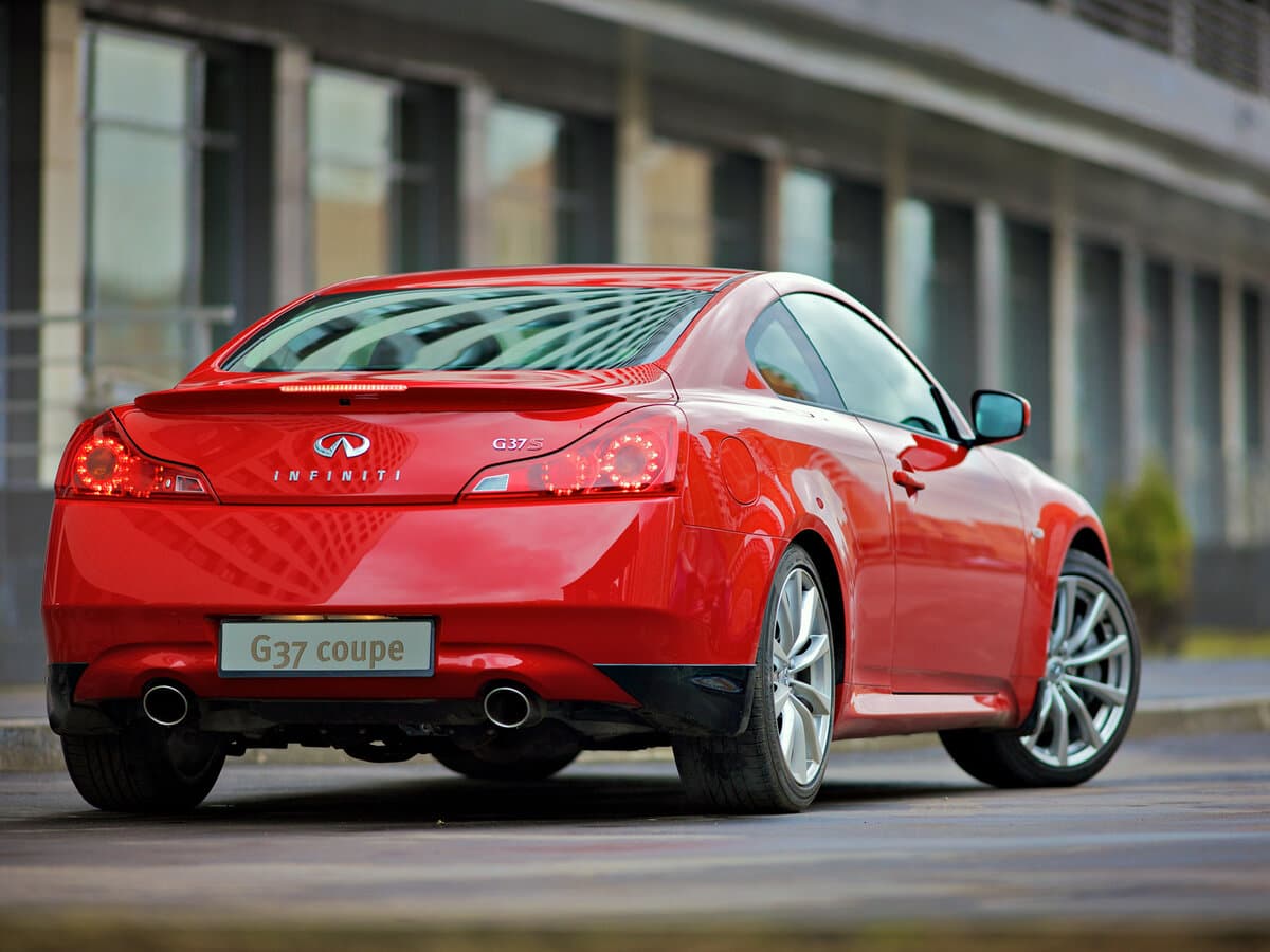 Infiniti G IV — 3/4 arxadan