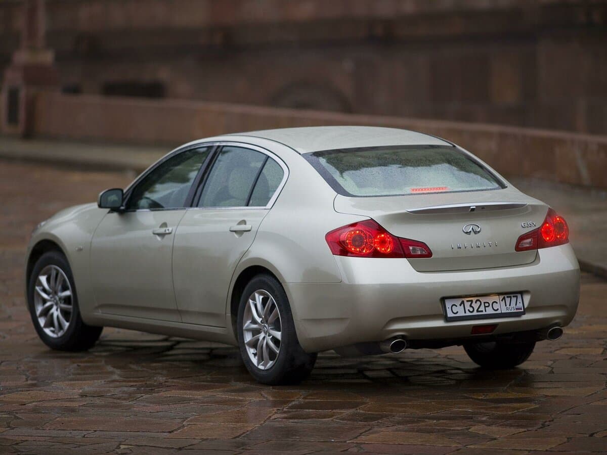Infiniti G IV — 3/4 arxadan