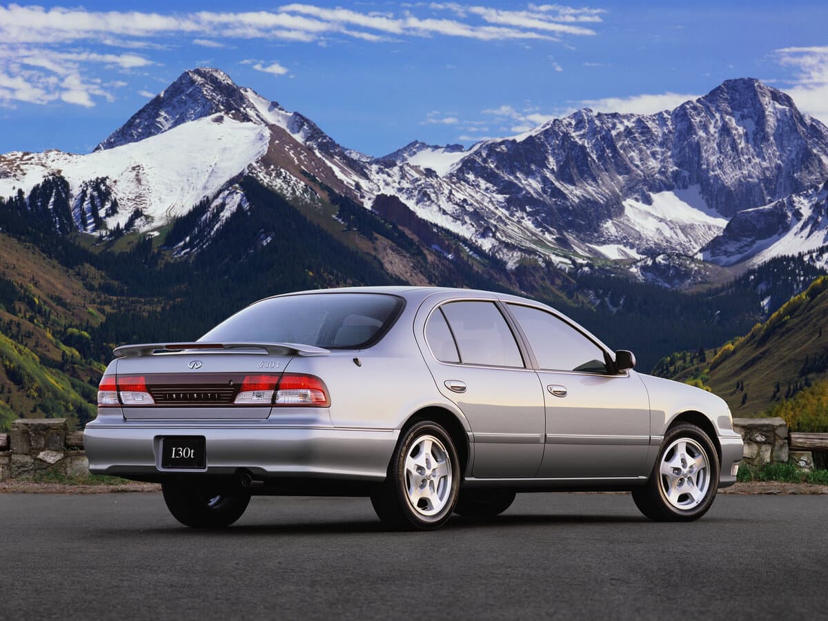 Infiniti I I — 3/4 arxadan