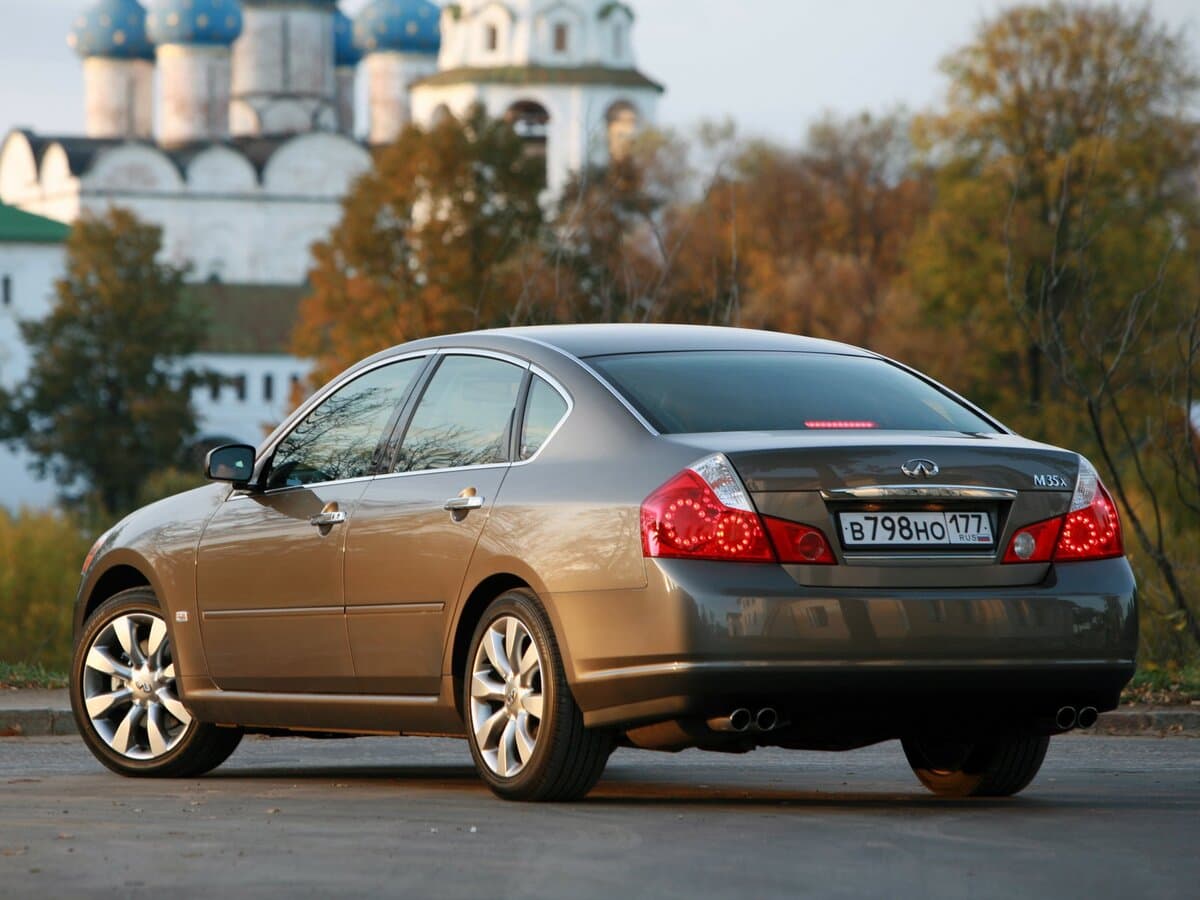 Infiniti M III — 3/4 arxadan