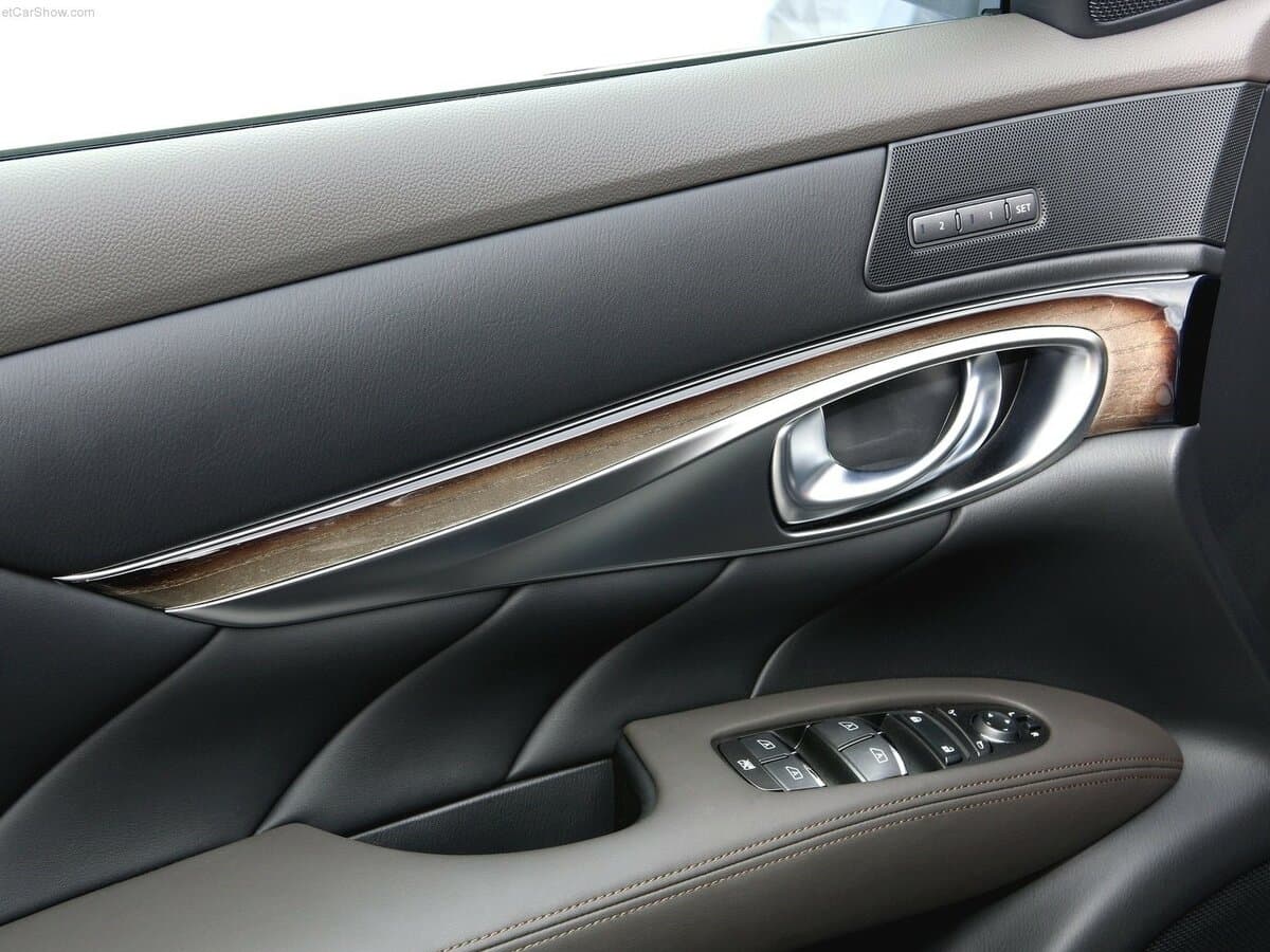 Infiniti M IV — Qapı