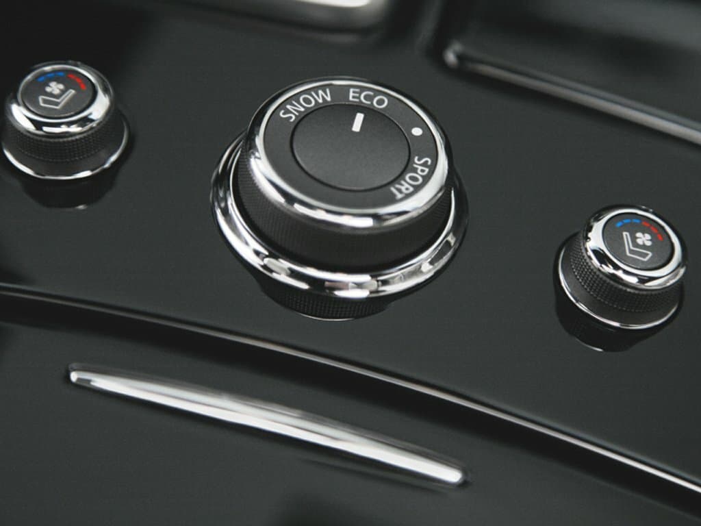 Infiniti M IV — Salon, arxadan