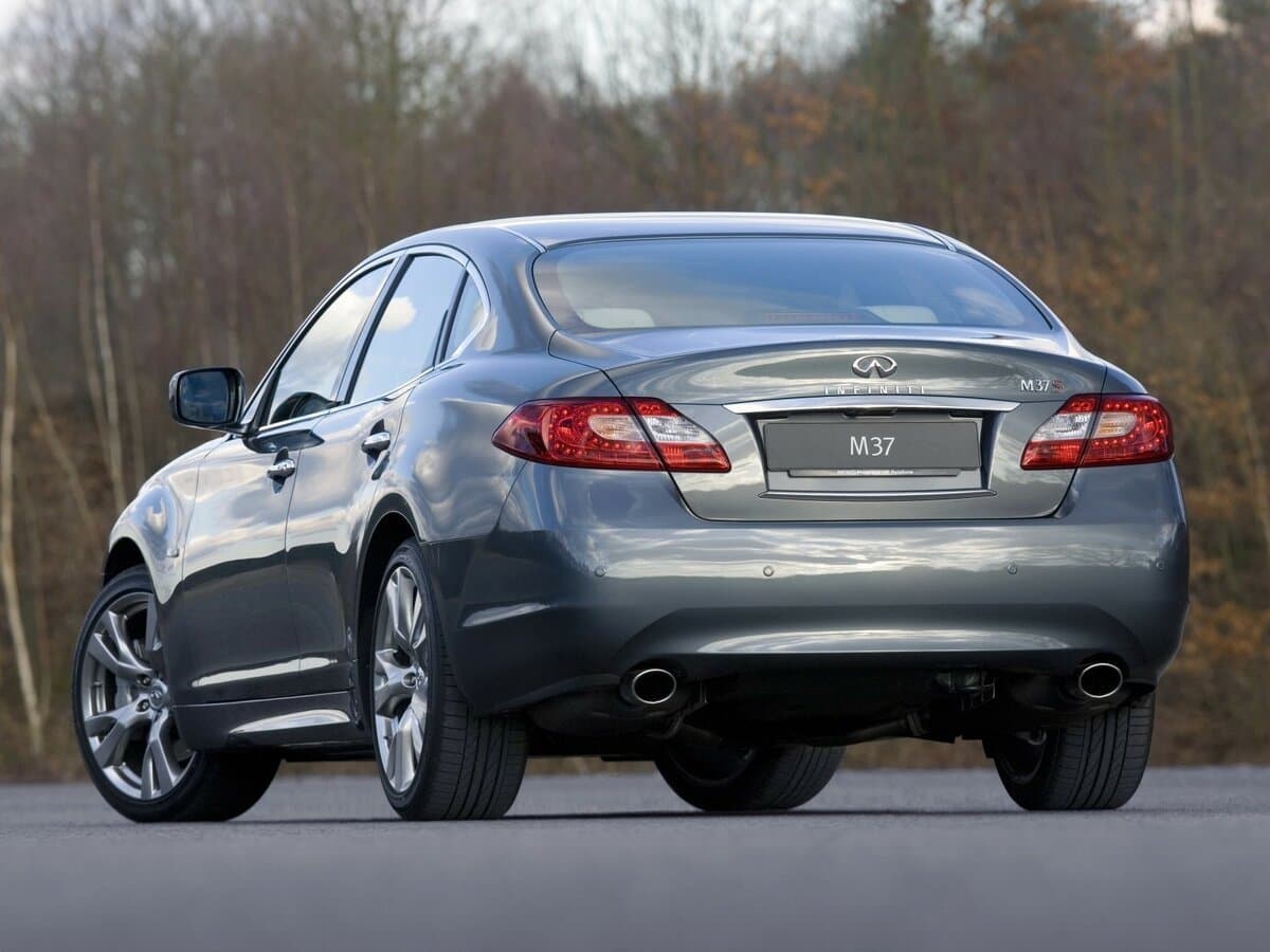Infiniti M IV — 3/4 arxadan