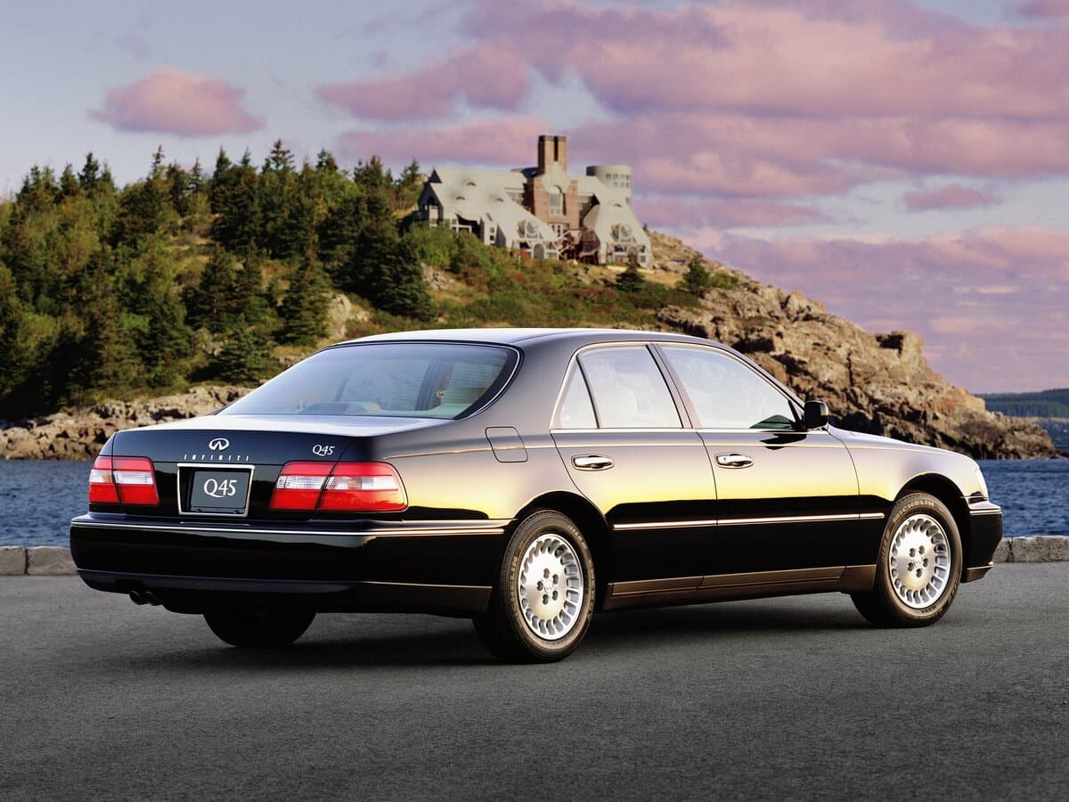 Infiniti Q II — 3/4 arxadan