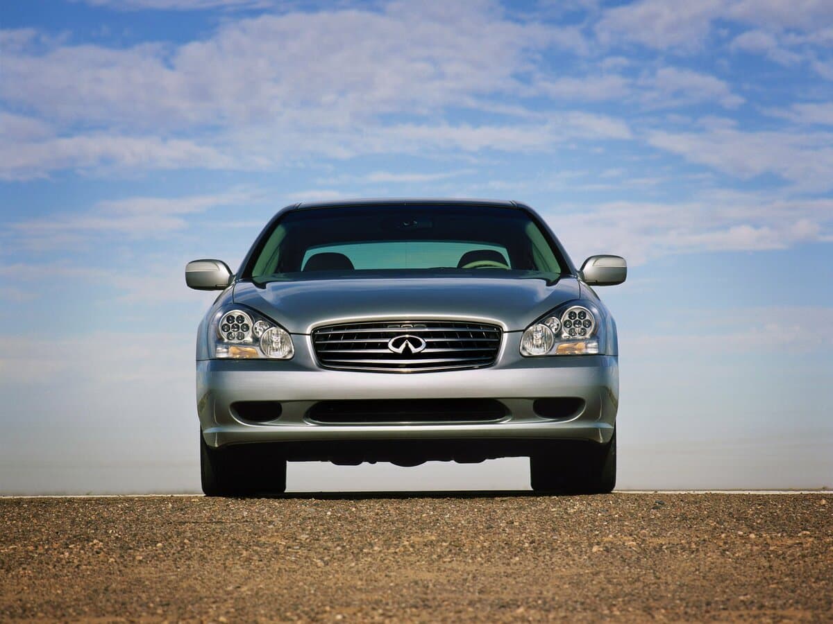 Infiniti Q III — Öndən