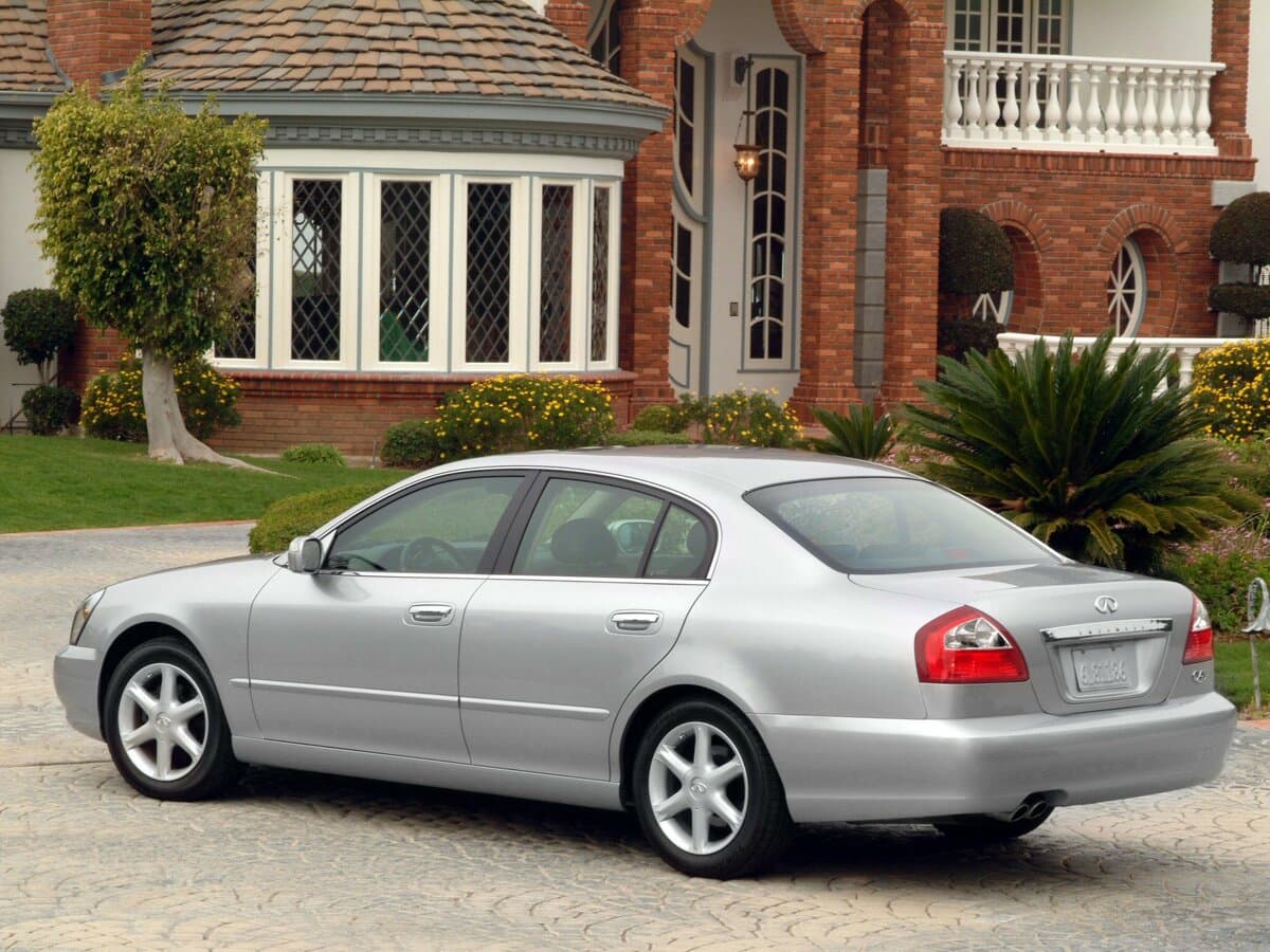 Infiniti Q III — 3/4 arxadan