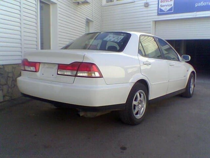 Isuzu Aska IV — 3/4 arxadan