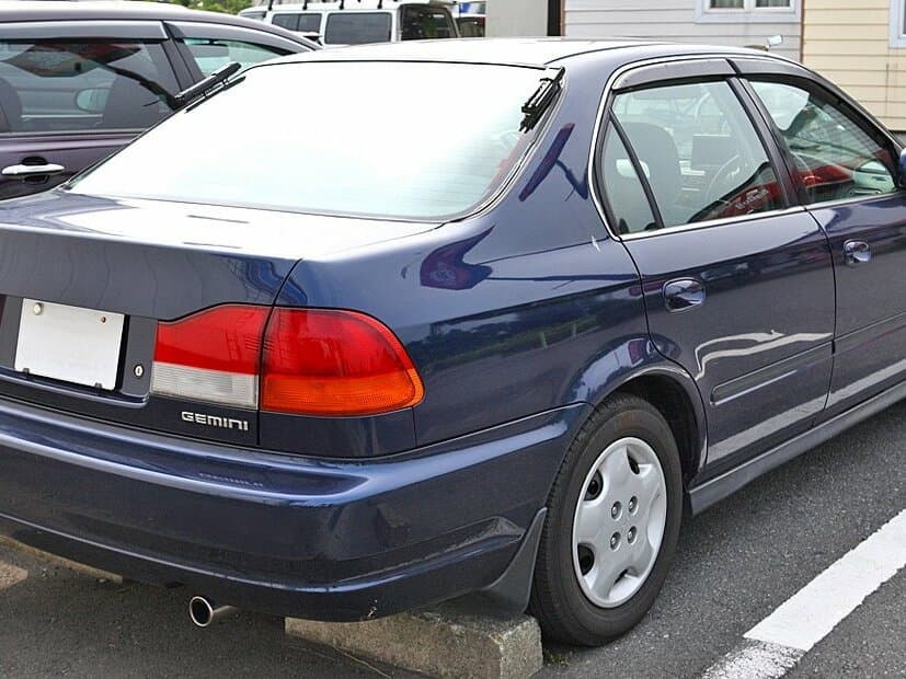 Isuzu Gemini V — 3/4 arxadan