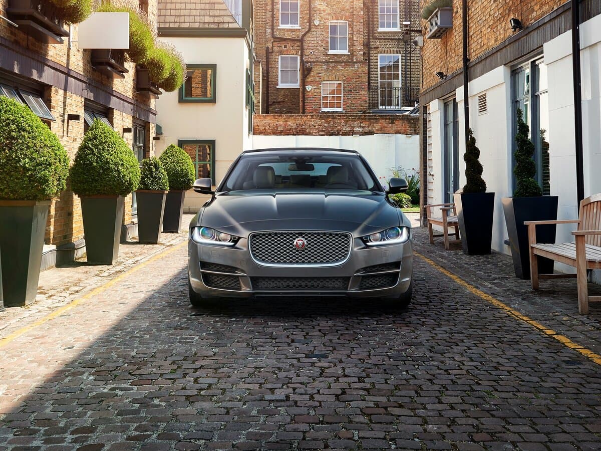 Jaguar XE I — Öndən